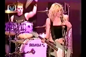 Courtney Love Showing Her Tits To Thousands Of Fans During A Concert